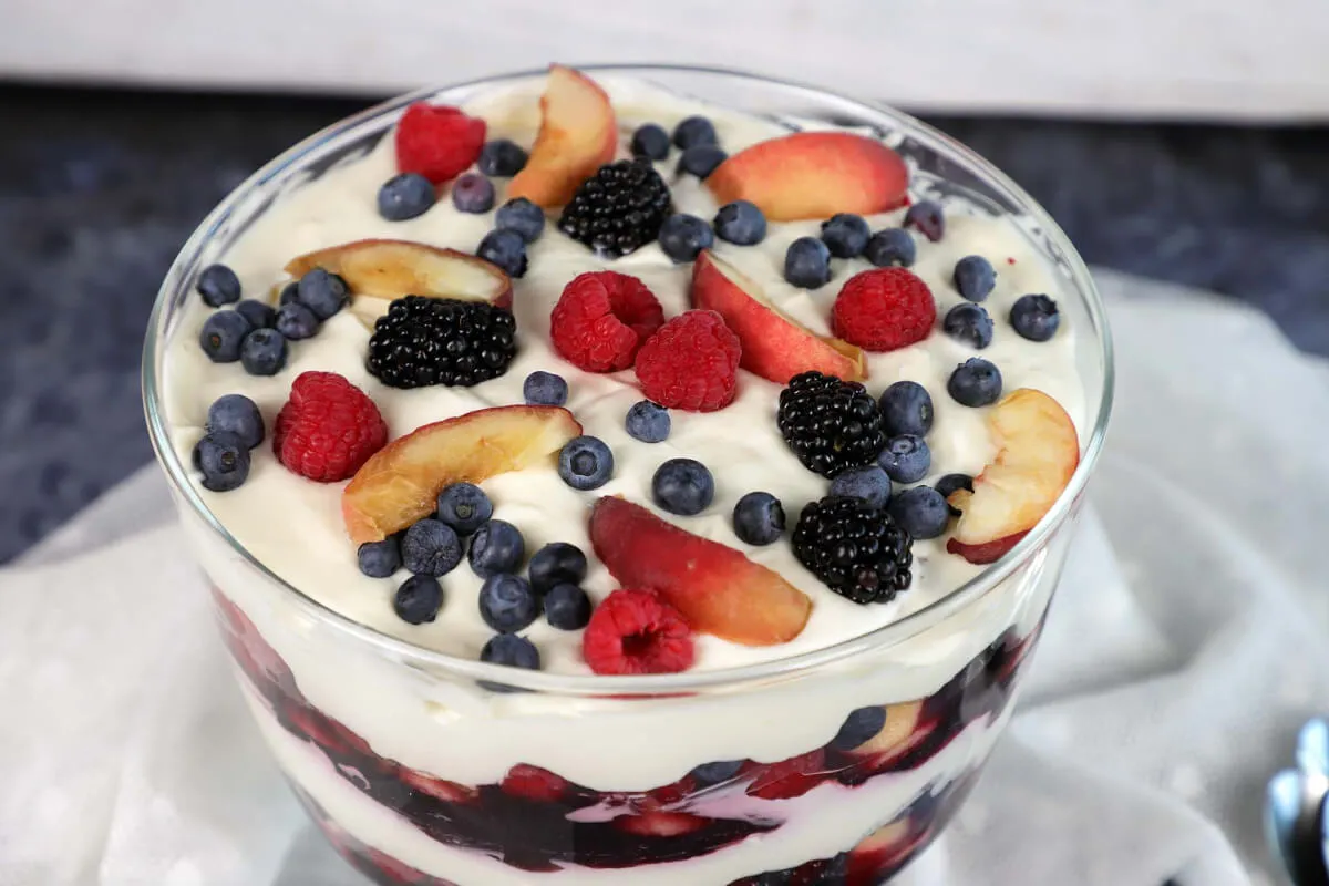 Trifle nyári gyümölcsökkel recept