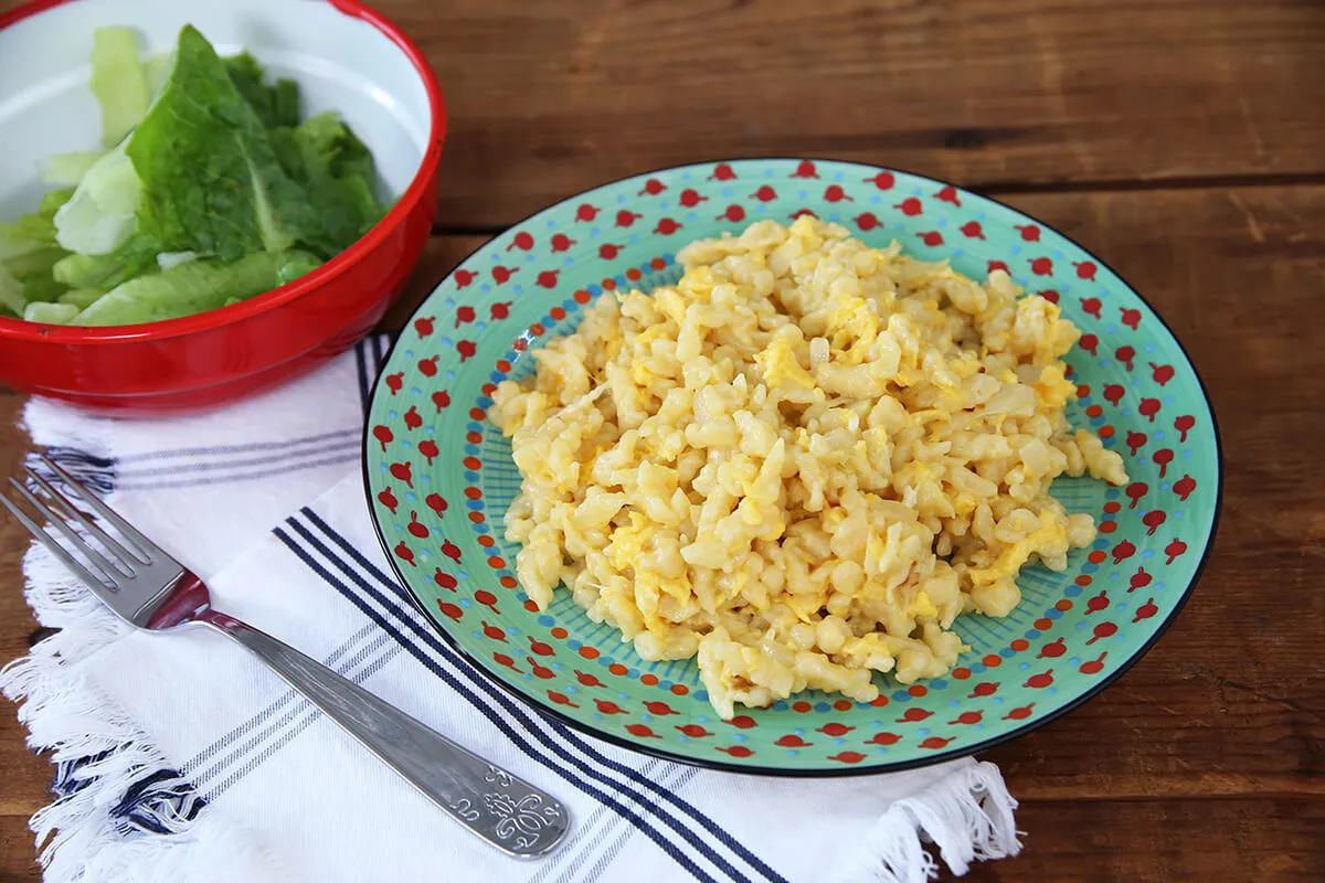 Tojásos nokedli fejes salátával recept