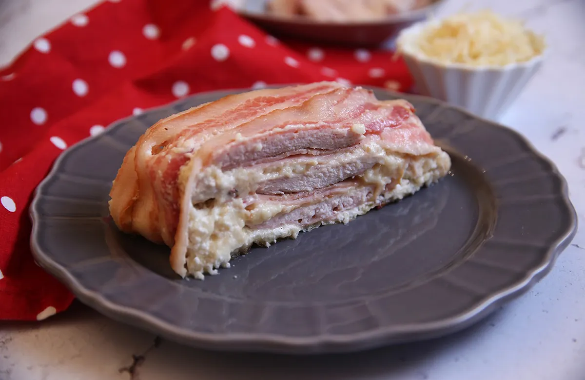 Sajtos-sonkás rakott csirkemell recept