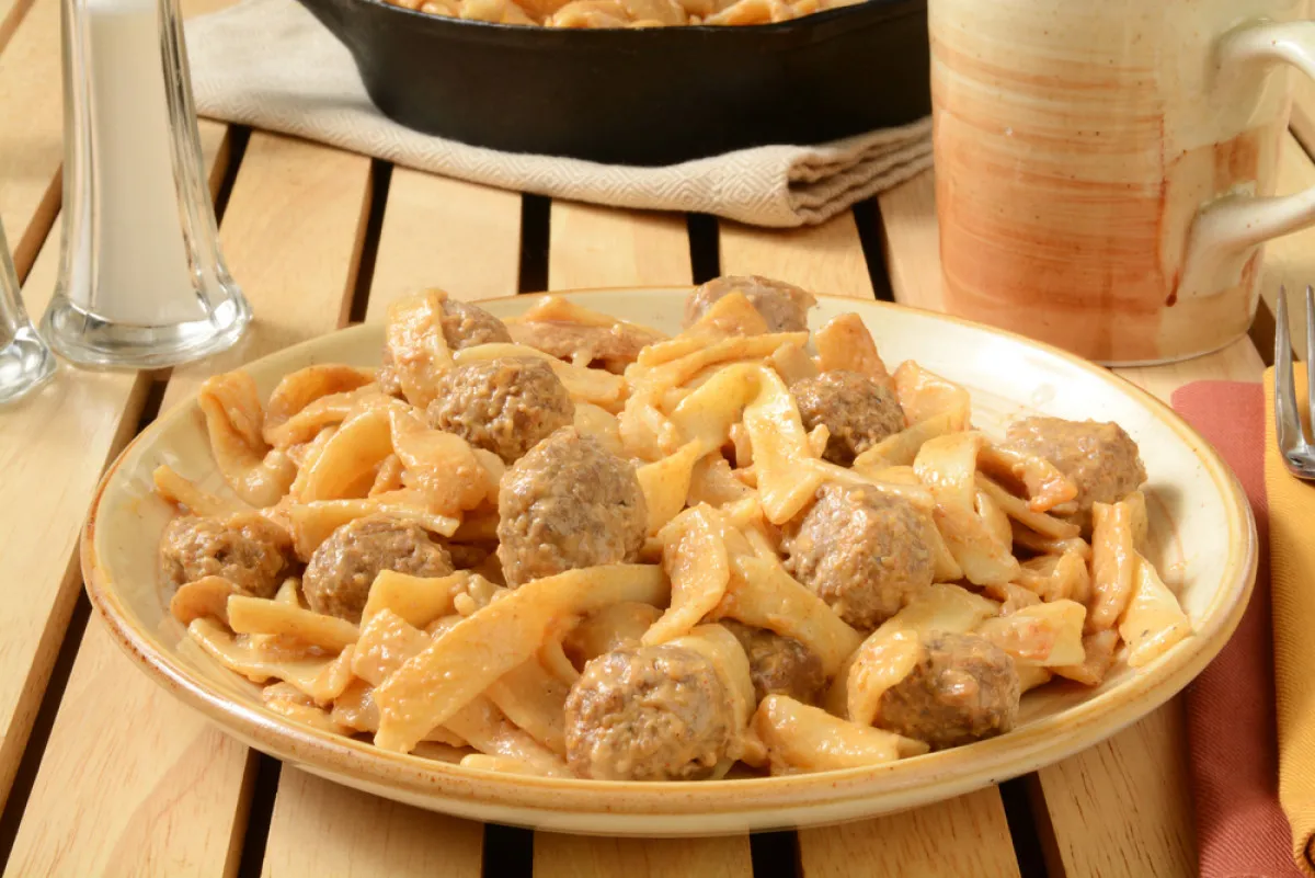 Szaftos svéd húsgolyó tésztával recept