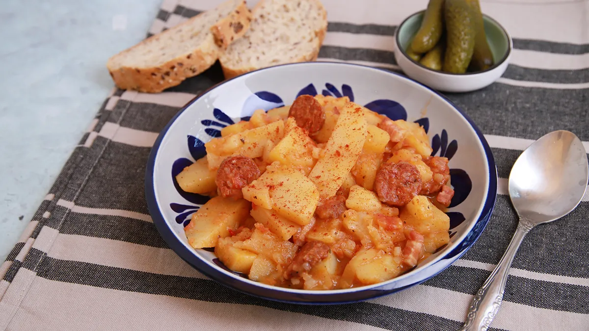A kolbászos paprikás krumpli igazi magyar klasszikus: szaftos, tartalmas és mindig nagy kedvenc az asztalnál, háromfogásos menü egyik elemének tökéletes