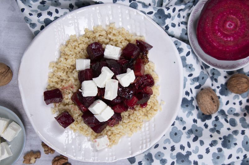 Céklás-diós bulgur feta sajttal