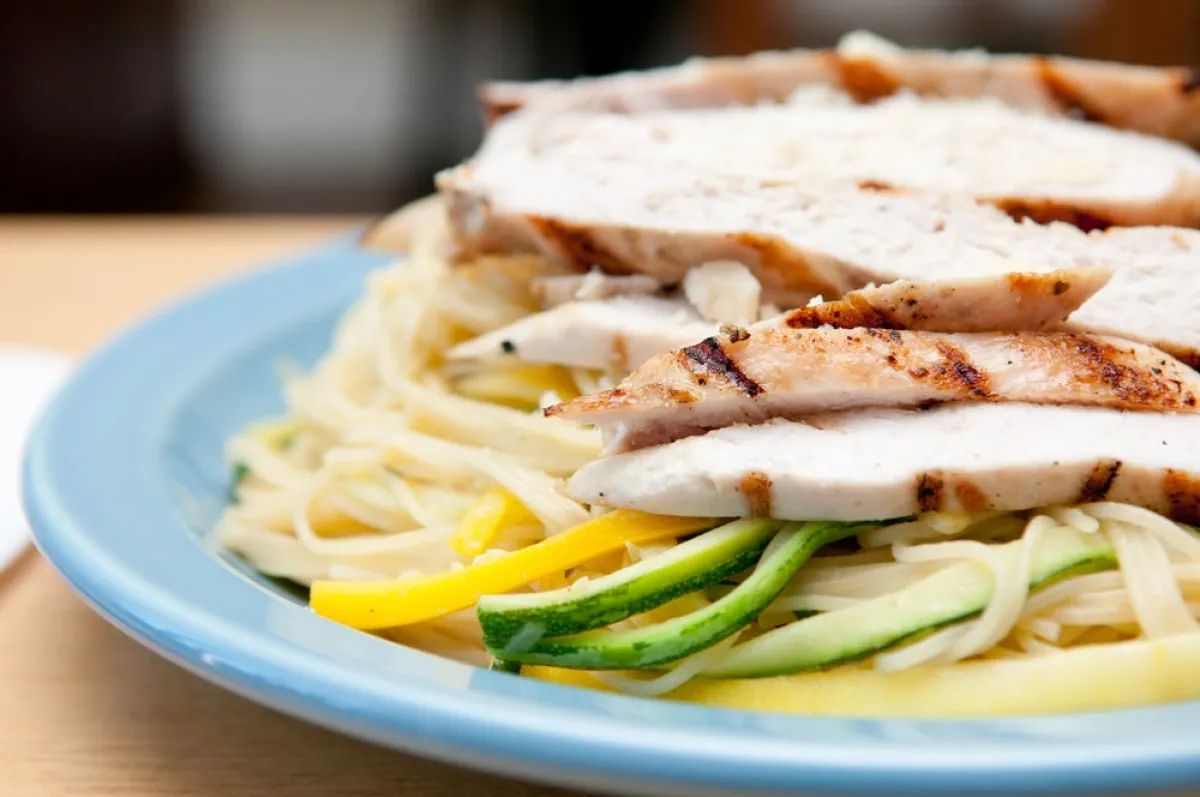 Cukkinispagetti grillezett csirkemellel recept