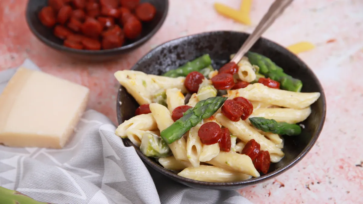 Spárgás-kolbászos penne recept