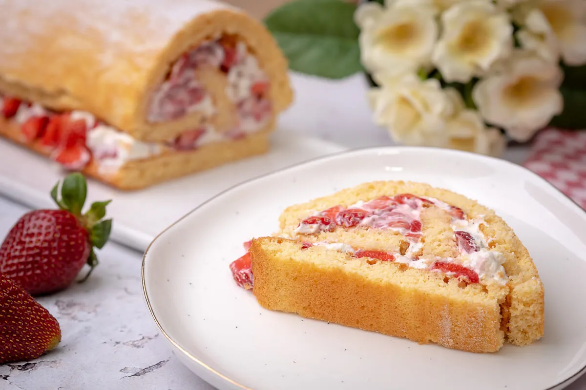 Epres-tejszínhabos piskótatekercs recept