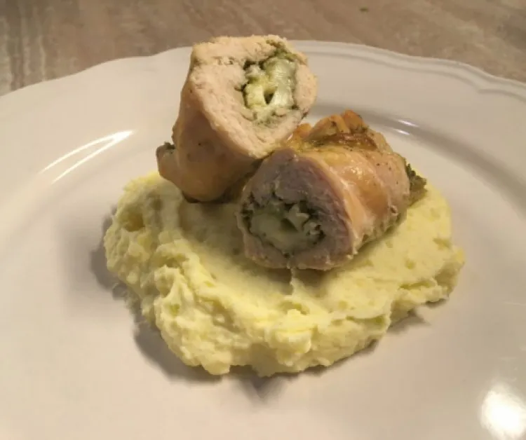 Pestos-camembert-es göngyölt csirkemell recept