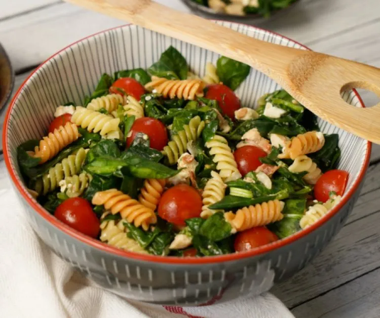 Csirkés-fetás tésztasaláta recept