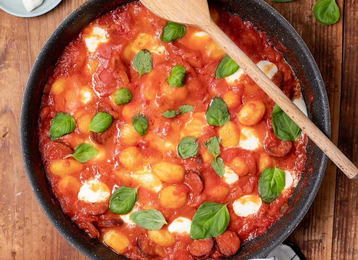 Kolbászos-paradicsomos gnocchi recept