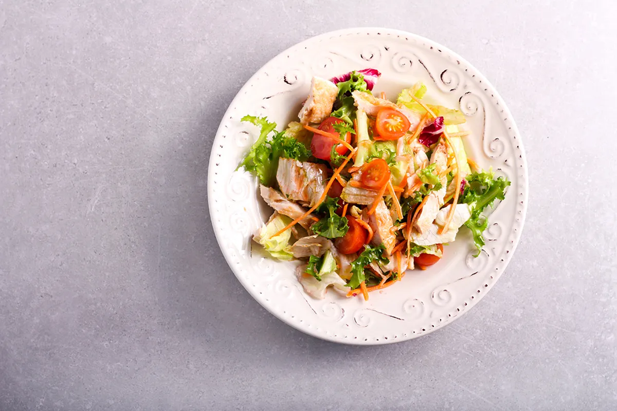 Könnyű saláta csirkemellel recept