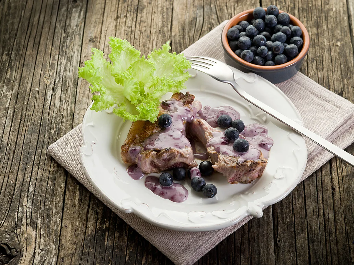 Csontos sertéskaraj tejfölös áfonyamártással recept