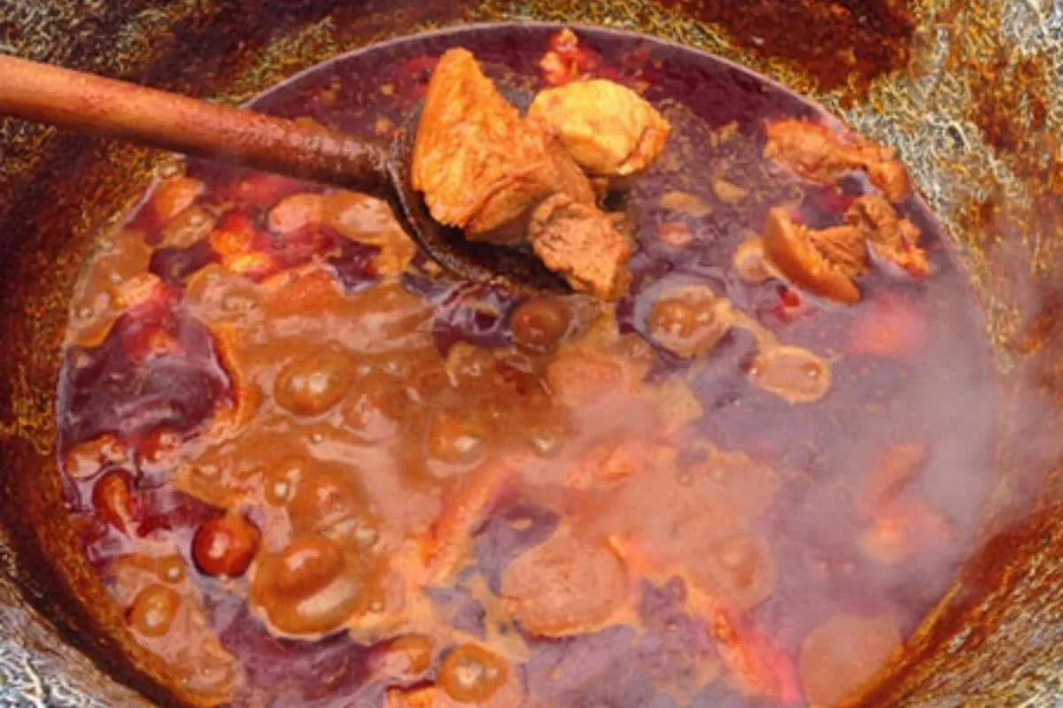 Magyaros csülökpörkölt bográcsban  recept