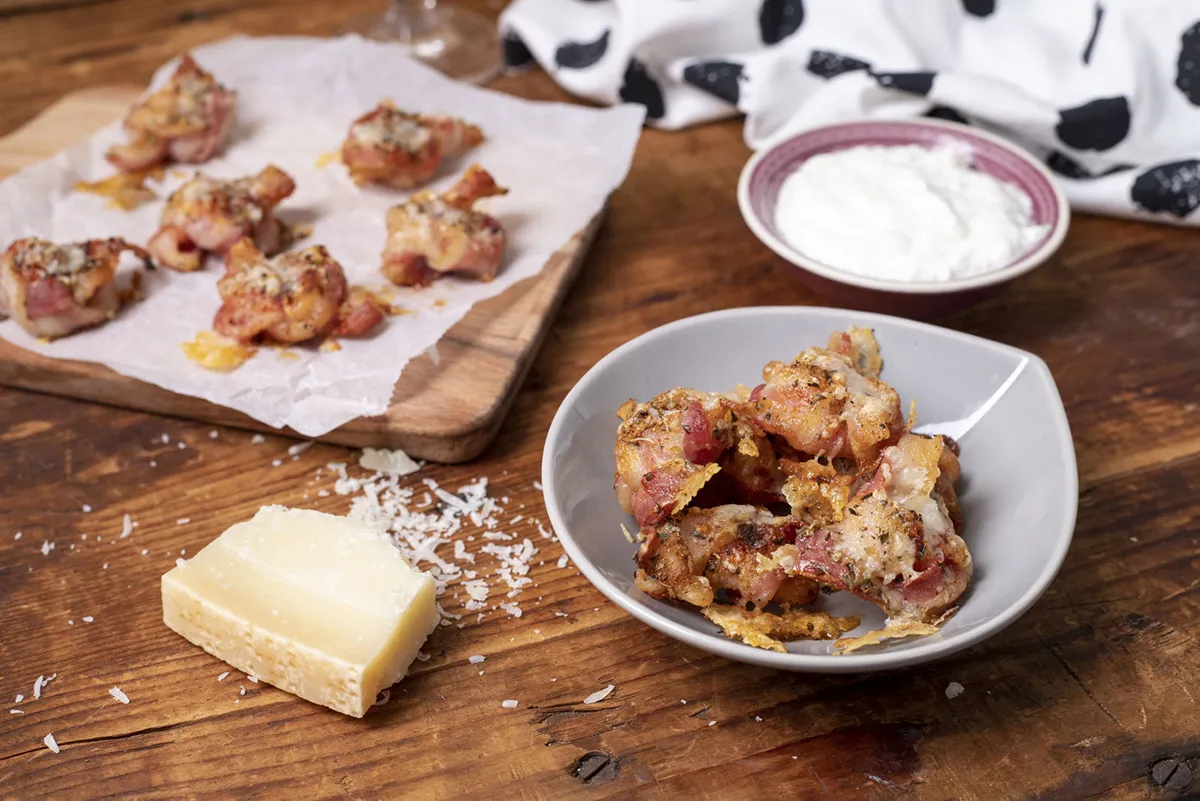 Baconcsomók fűszeres mártogatóssal recept