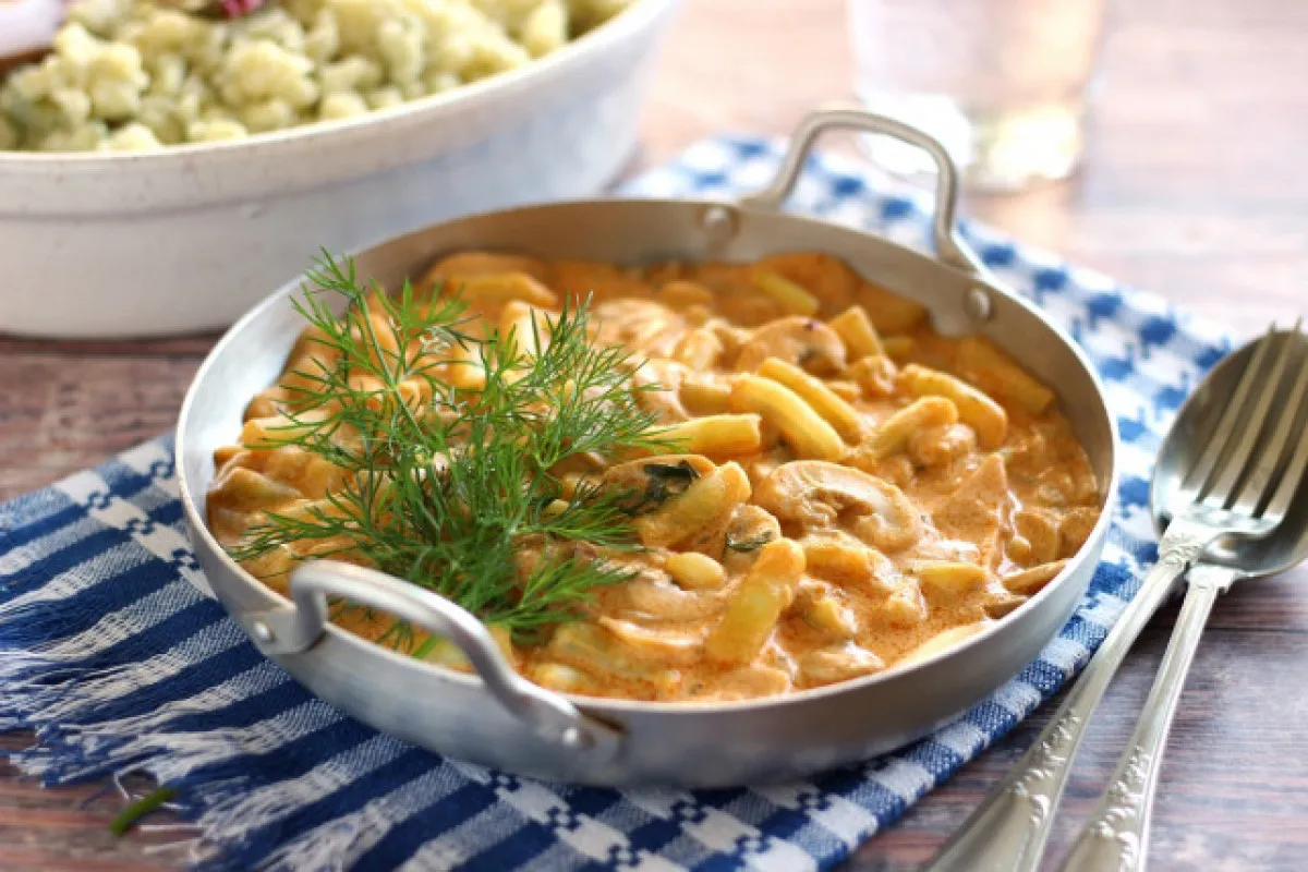 Zöldbabos gombapaprikás kapros nokedlivel  recept