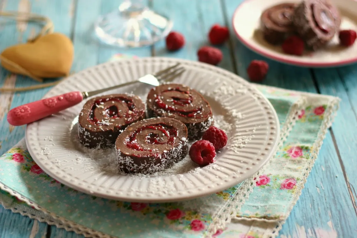 Málnás-kávés keksztekercs recept