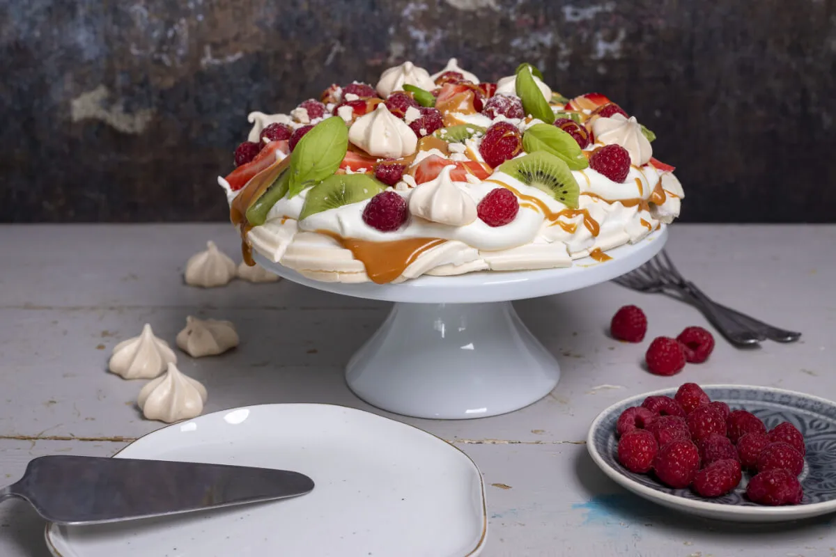 Pavlova tejszínhabbal, karamellel, gyümölcsökkel recept