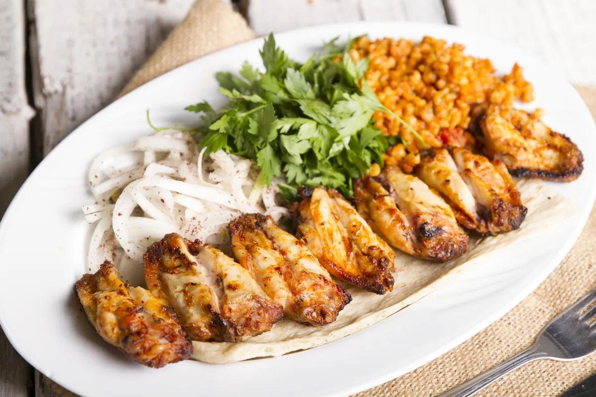 Ropogós csirkeszárnyak paradicsomos bulgurral recept