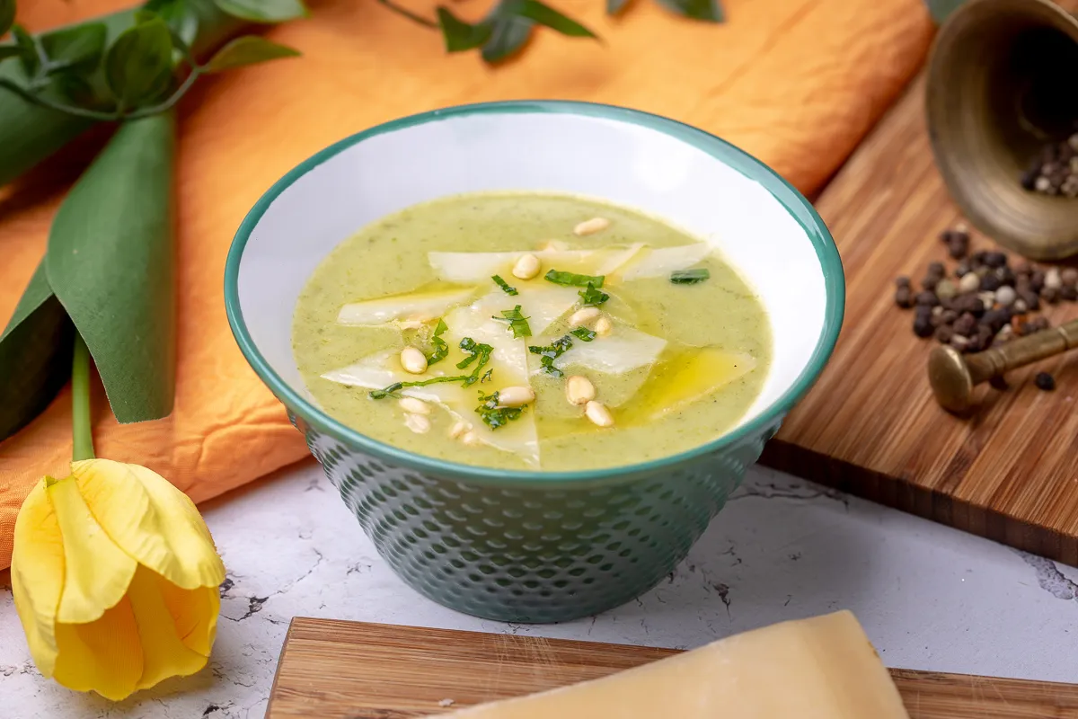 Medvehagyma-krémleves fenyőmaggal recept