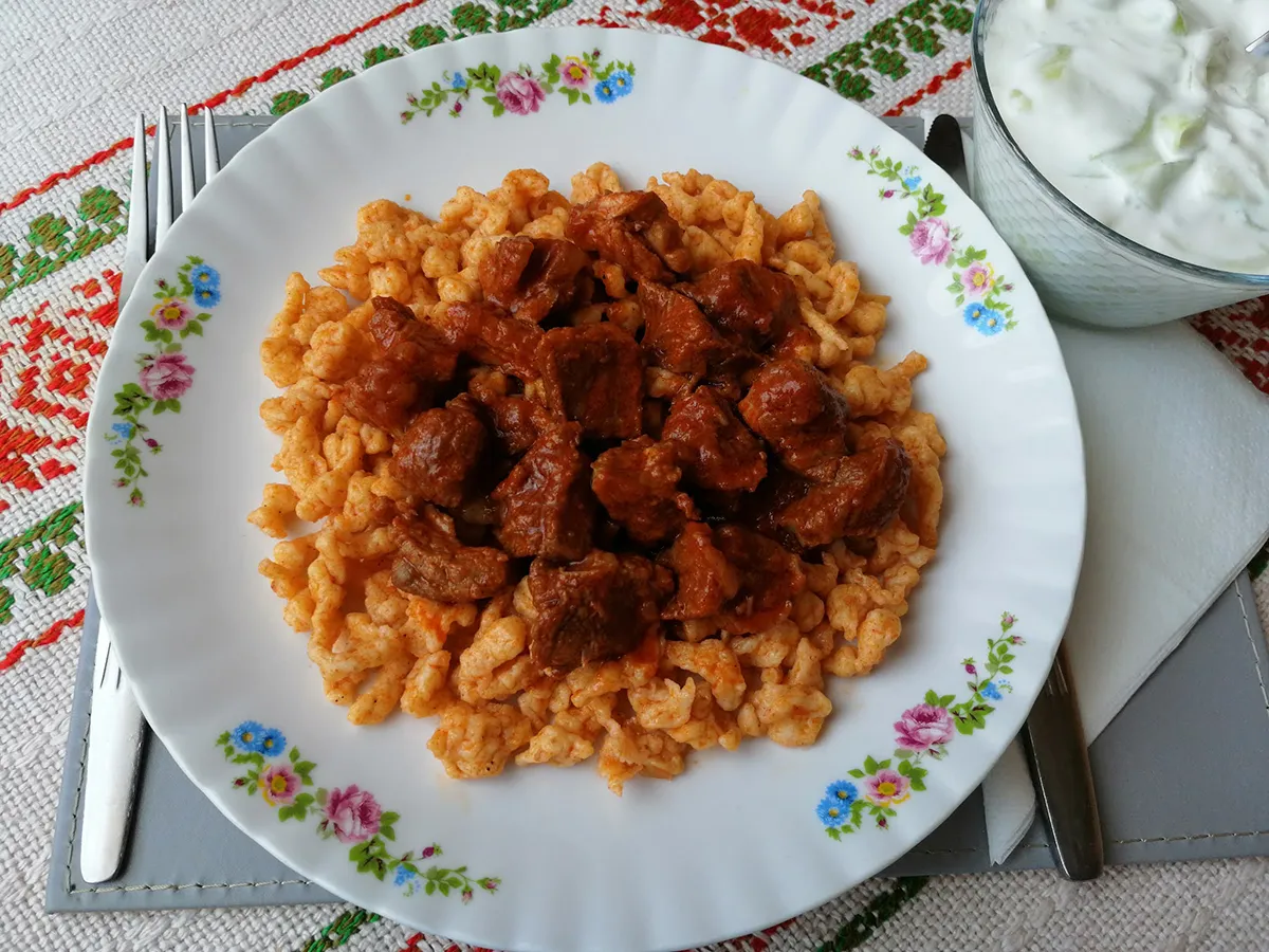 Sertéspörkölt nokedlivel  recept