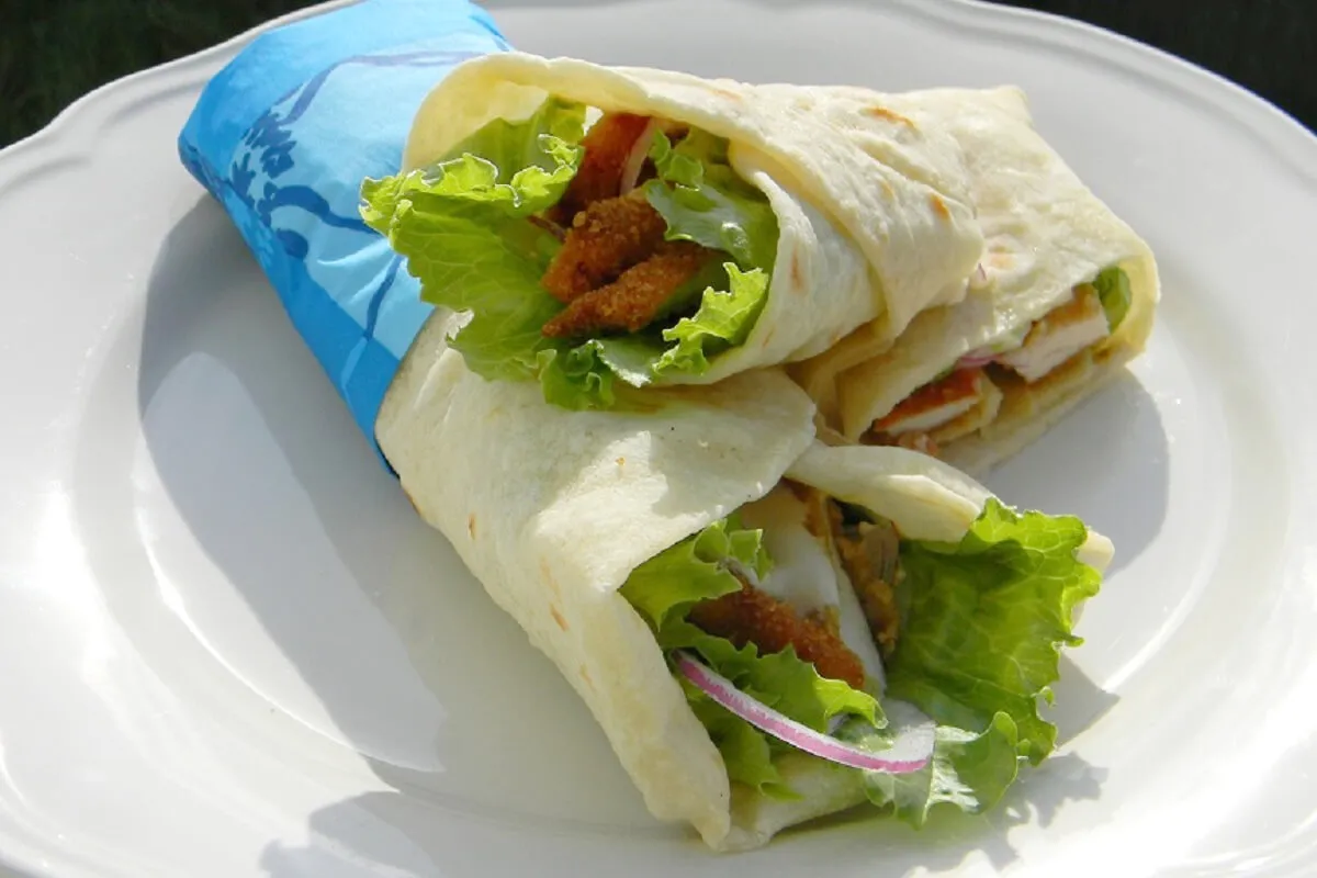 Tortilla rántott csirkével és salátával recept