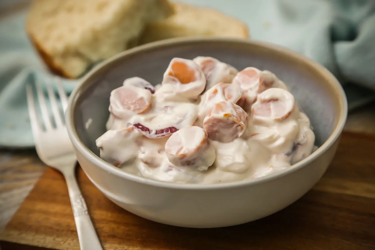 Majonézes-lilahagymás virslisaláta recept