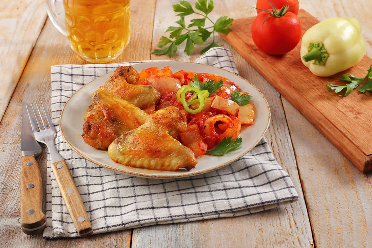 Sörben sült csirkeszárnyak lecsóval recept