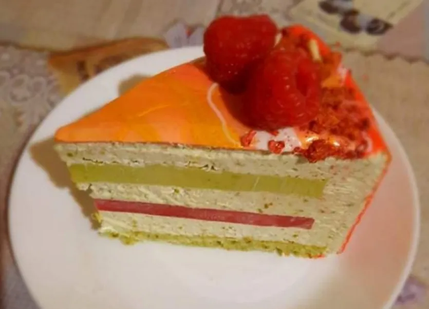 Avokádós-málnás pisztácia mousse torta recept