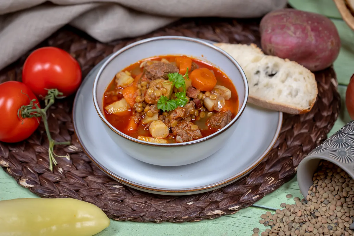 A lencsegulyás jolly joker egy menüsorban, mert olyan laktató, hogy akár a főétel is kihagyható utána