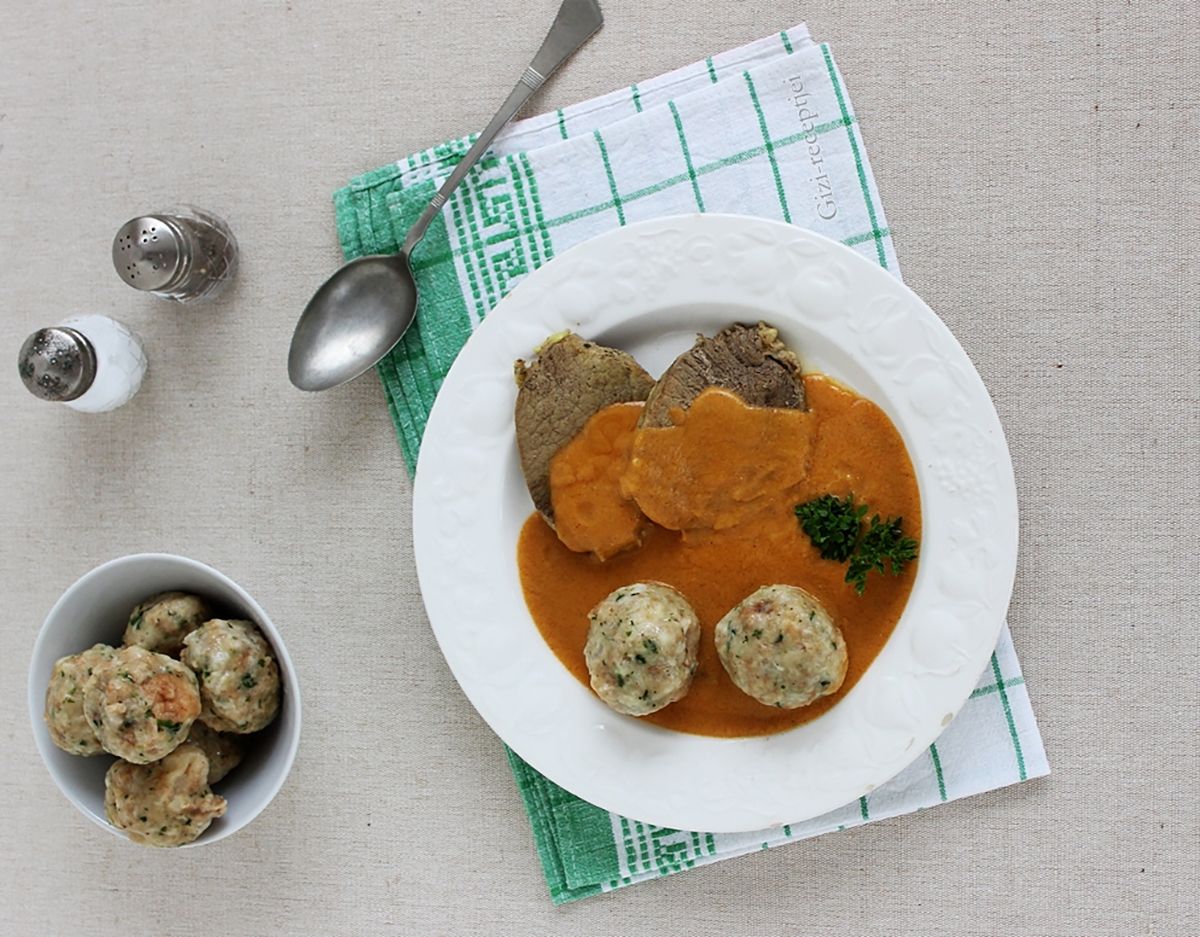 Vadas sertéscombból, zsemlegombóccal recept