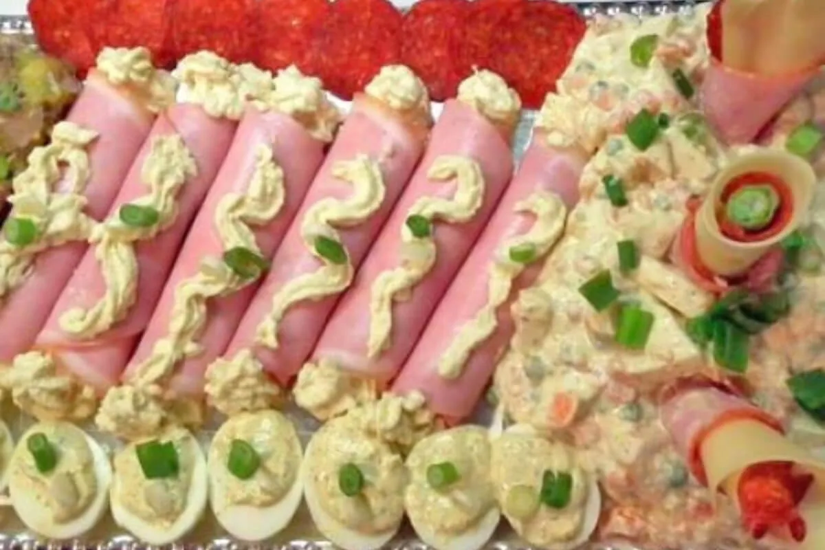 Kaszinótojás és tormakrémes sonkatekercs recept