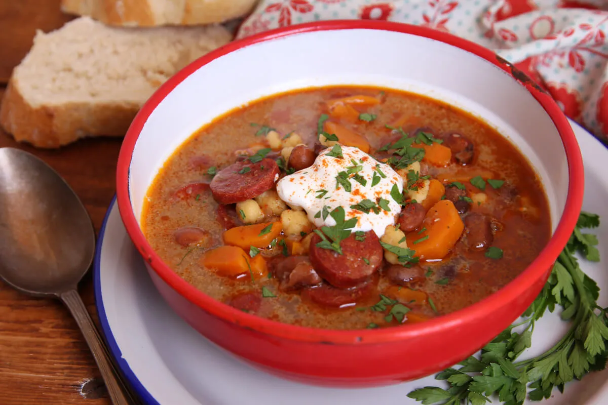 A Jókai bableves igazi klasszikus: tartalmas, füstös ízű fogás, amely önmagában is felér egy főétellel, tökéletes indítása egy jó menünek