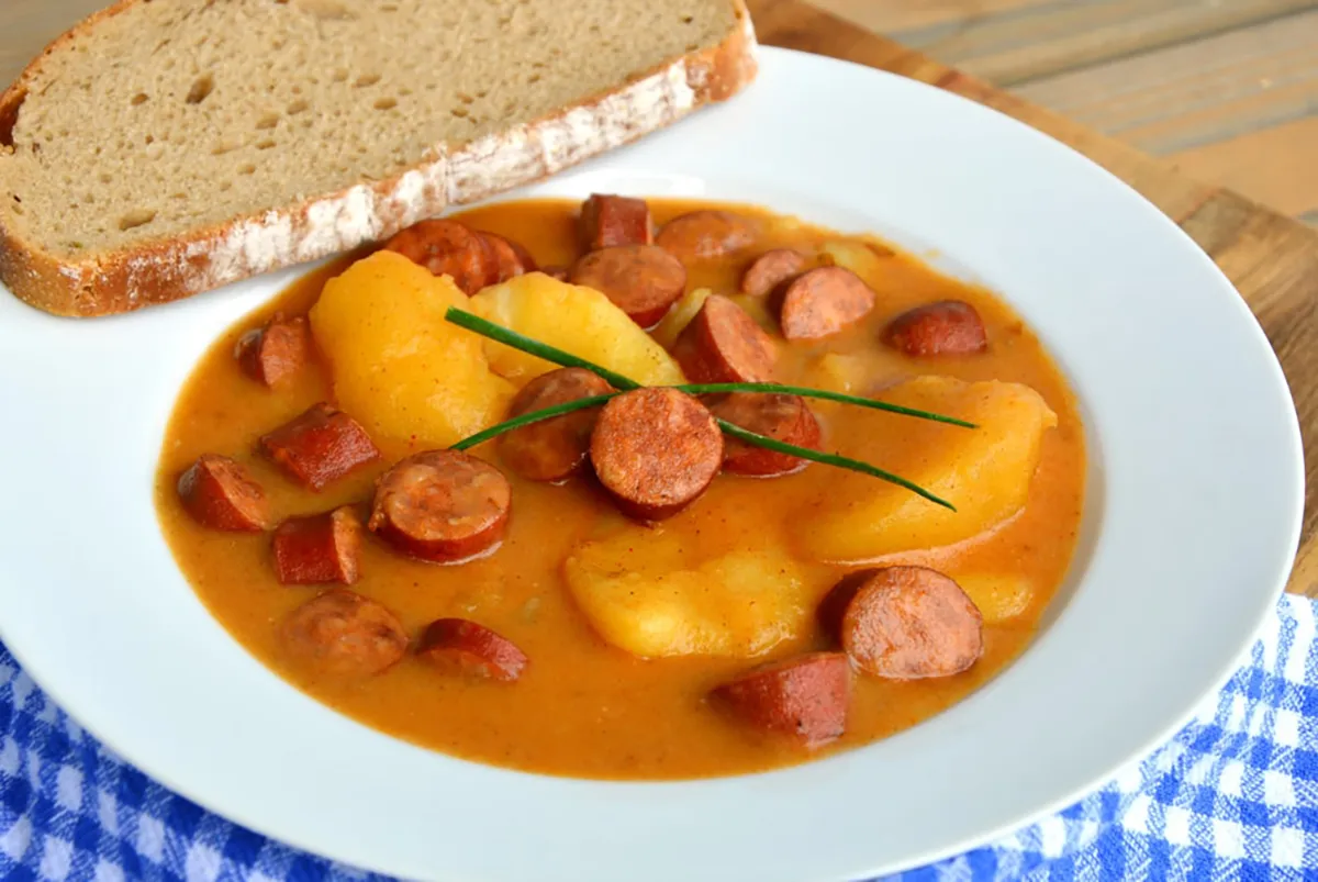 Paprikás krumpli lecsókolbásszal recept