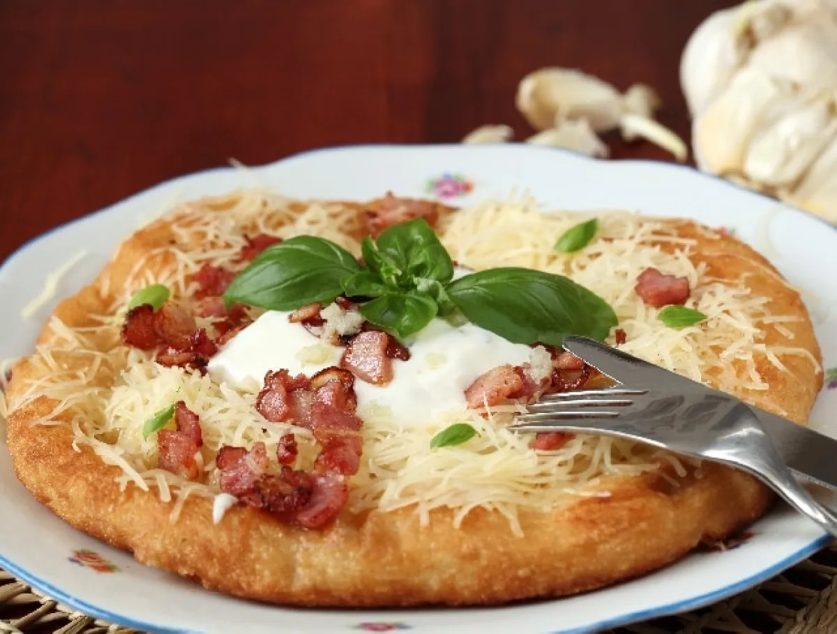 Sajtos-tejfölös krumplis lángos baconnel recept