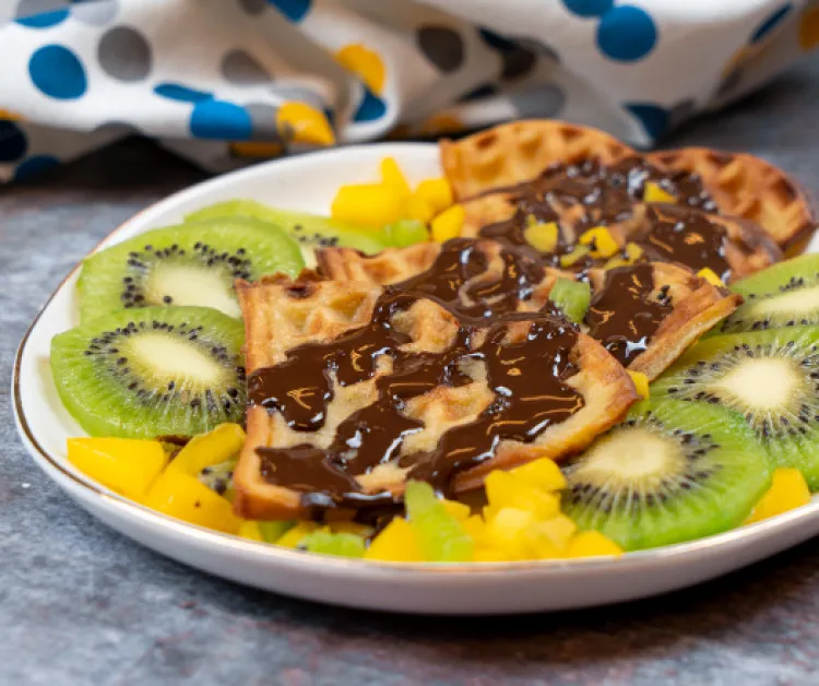 Paleo gofri gyümölccsel és csokiöntettel recept
