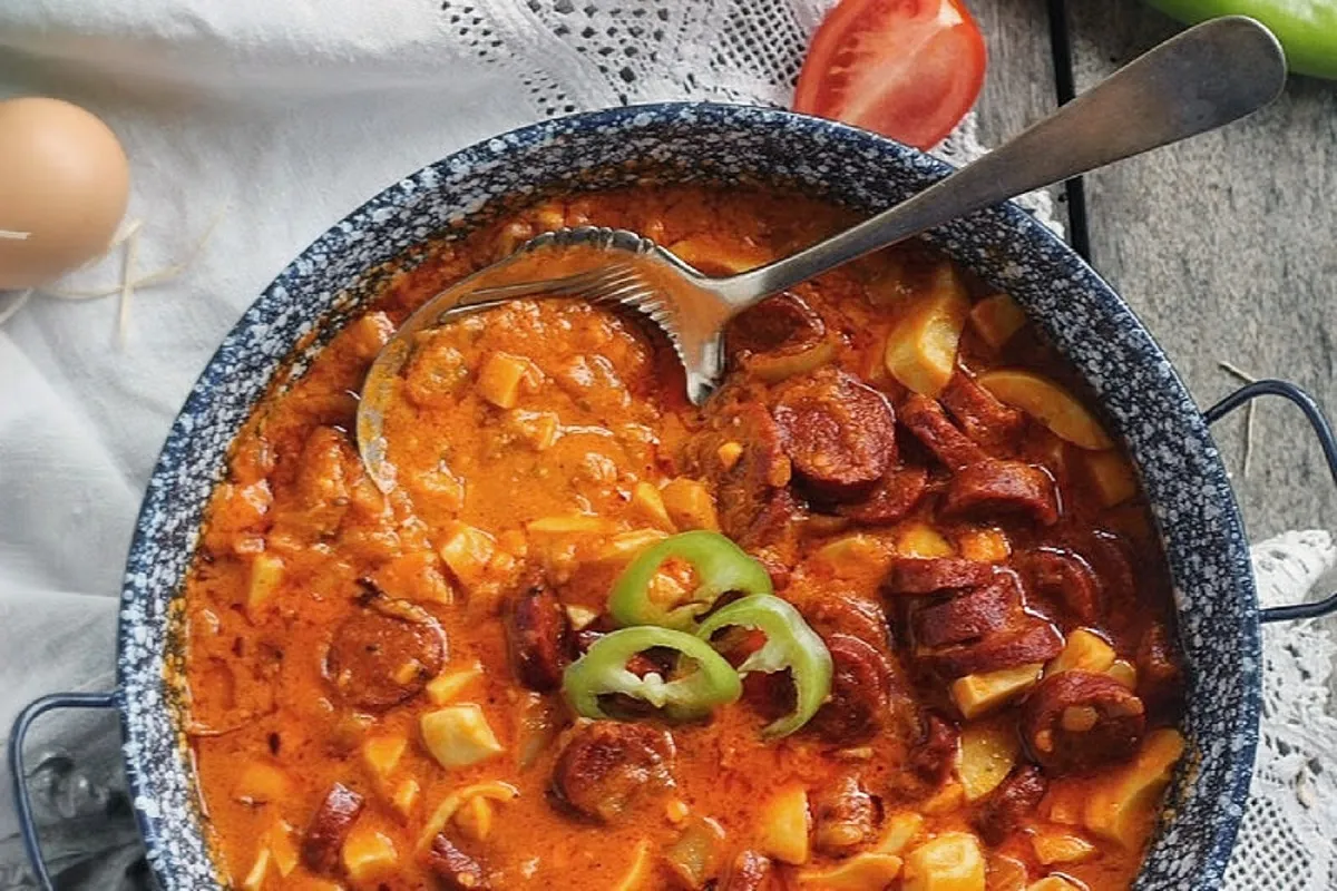 Kolbászos tojáspörkölt recept