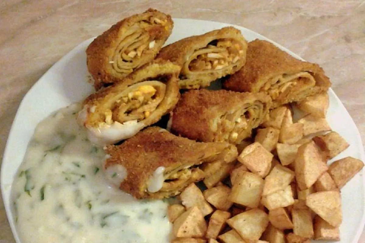 Tojáspörkölttel töltött rántott palacsinta recept