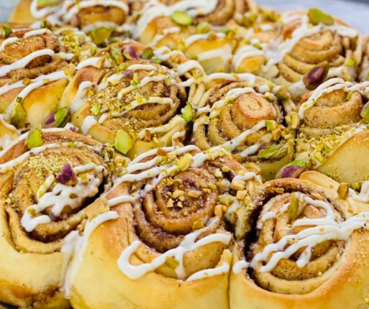 Fahéjas csiga csurgatott vaníliával és pisztáciával recept