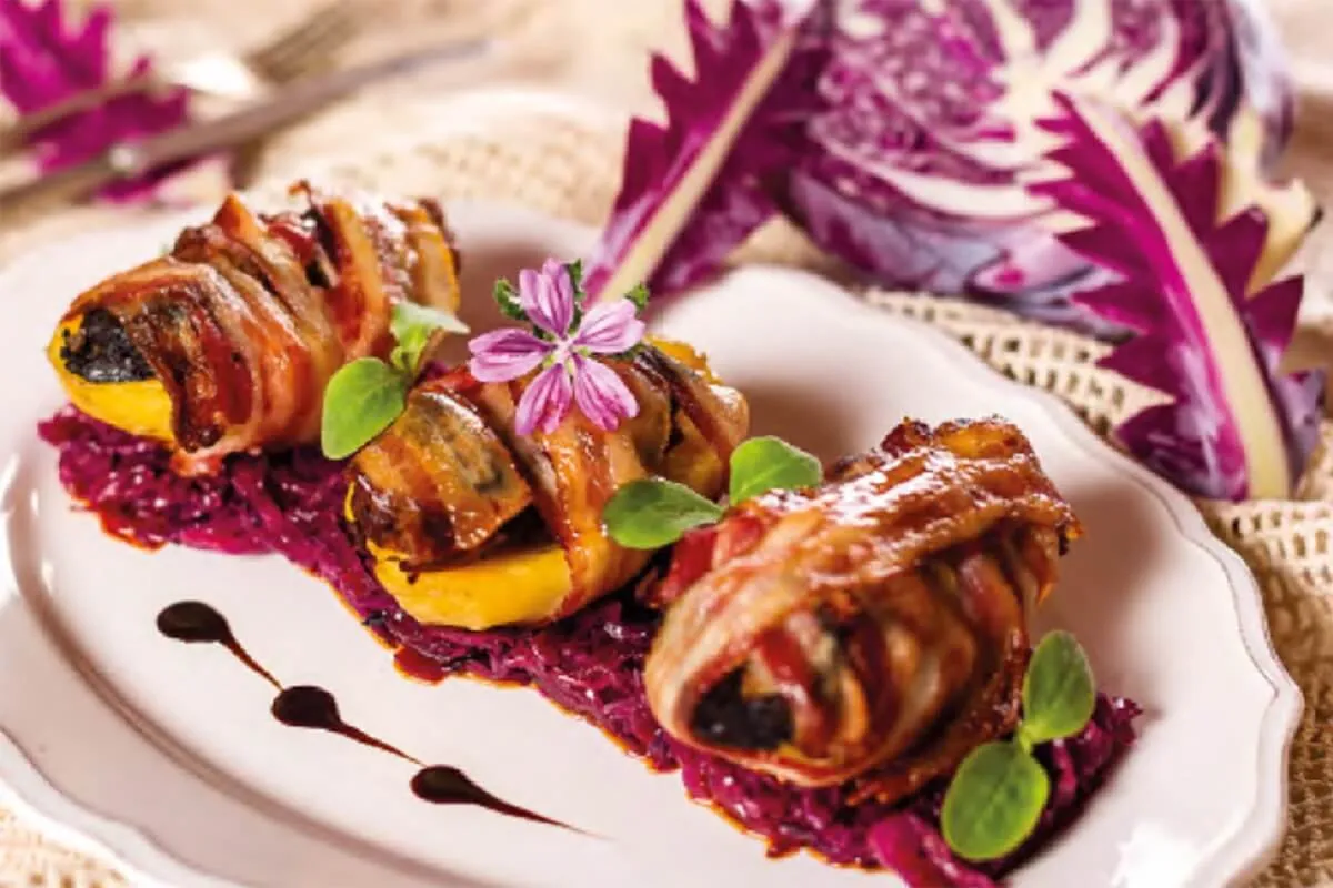 Hurkával és kolbásszal töltött krumpli baconbe tekerve recept