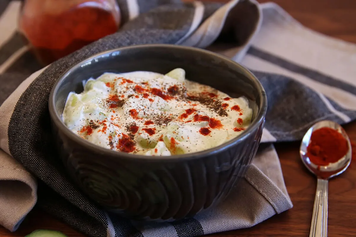 Fokhagymás-tejfölös uborkasaláta recept