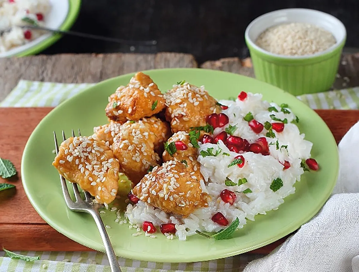Mézes-szezámmagos pulykafalatok rizssalátával  recept