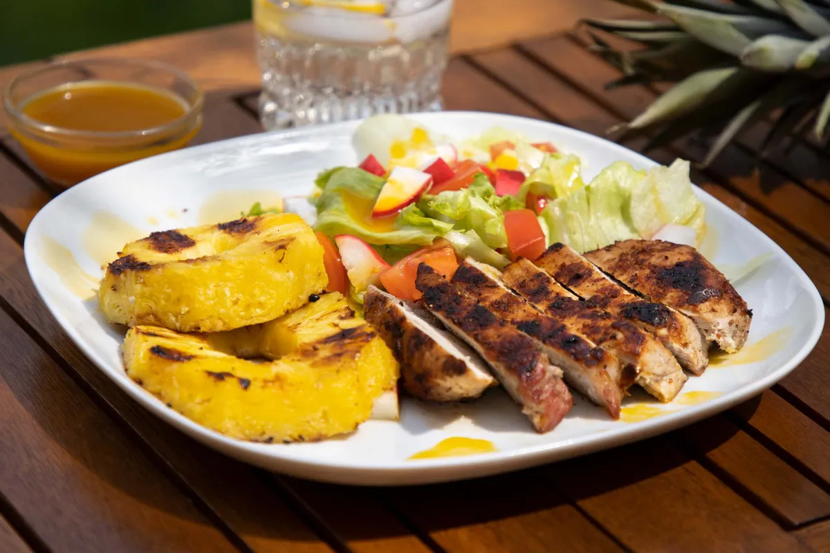 Grillezett sertéskaraj ananásszal és friss salátával recept