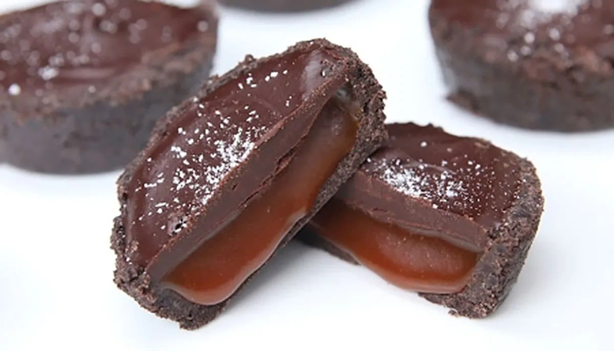 Karamellkrémmel töltött csokis keksz recept