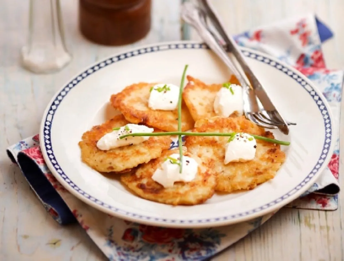 Savanyú káposztás tócsni fokhagymás tejföllel recept