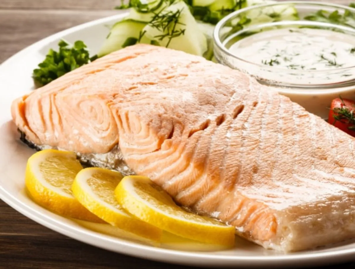 Posírozott lazacfilé salátával recept