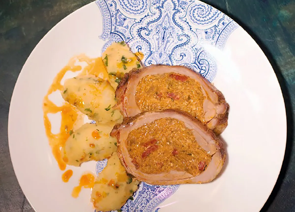 Savanyú káposztával és kolbásszal töltött dagadó recept