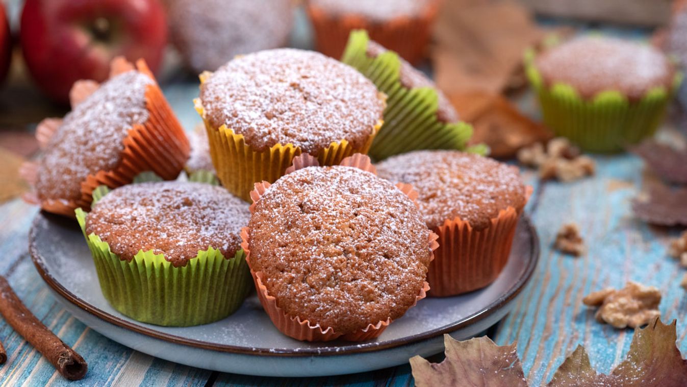 Így készül a habkönnyű almás-diós bögrés muffin /Fotó: Mindmegette