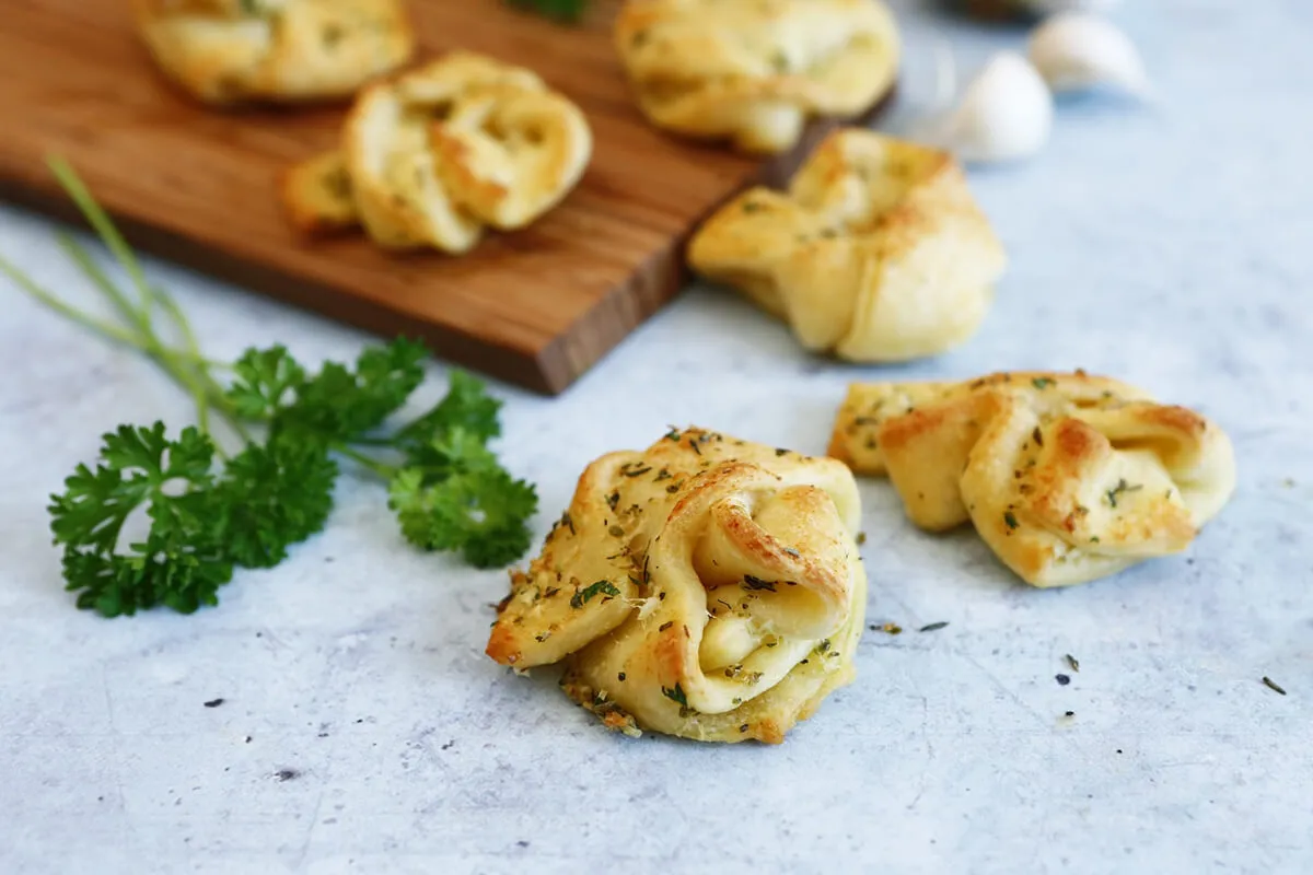 Fokhagymás tésztacsomók recept