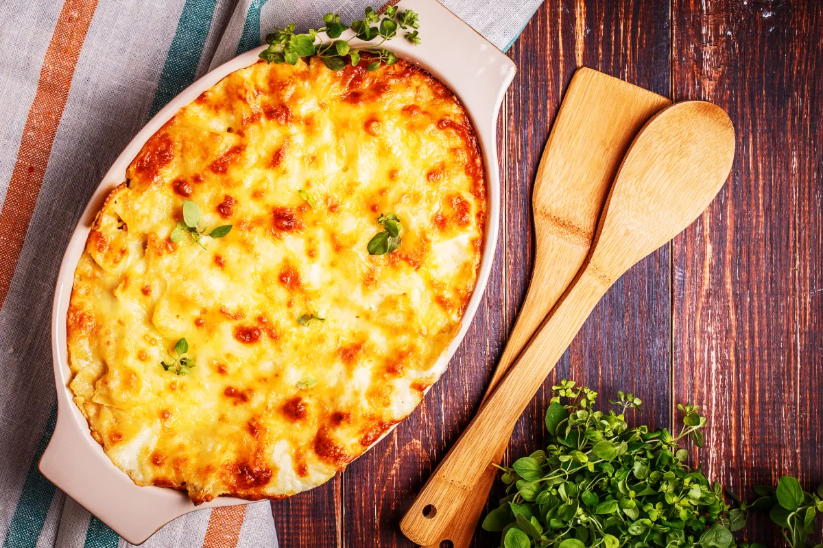 Tepsiben sült kolbászos tészta recept