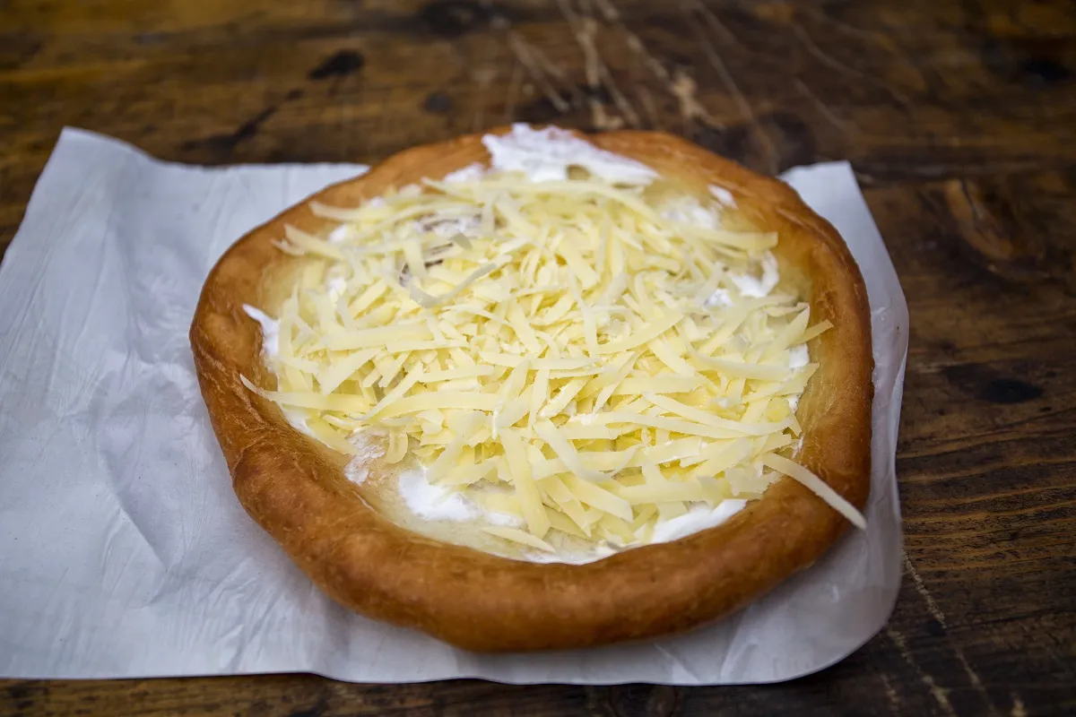 Sajttal töltött sütőporos lángos recept