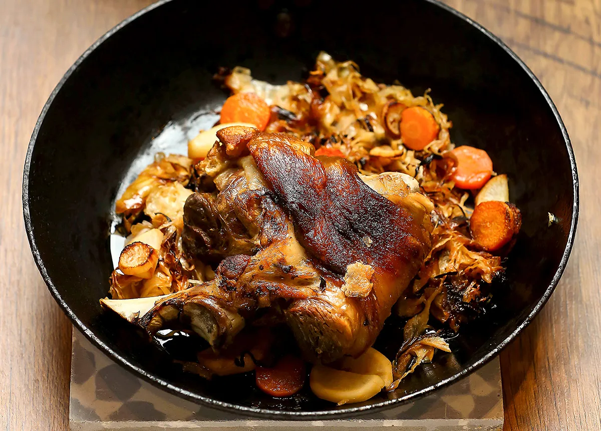 Egészben sült csülök sült káposztával és zöldségekkel recept