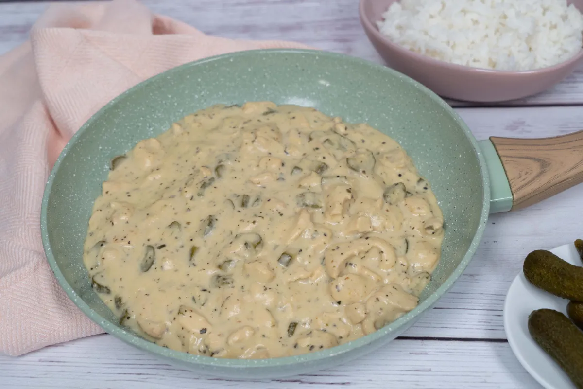 Krémes, enyhén pikáns mustáros szószban főtt omlós csirkefalatok – a szaftos hús igazi komfortétel, amit friss kenyérrel vagy galuskával a legjobb tunkolni
